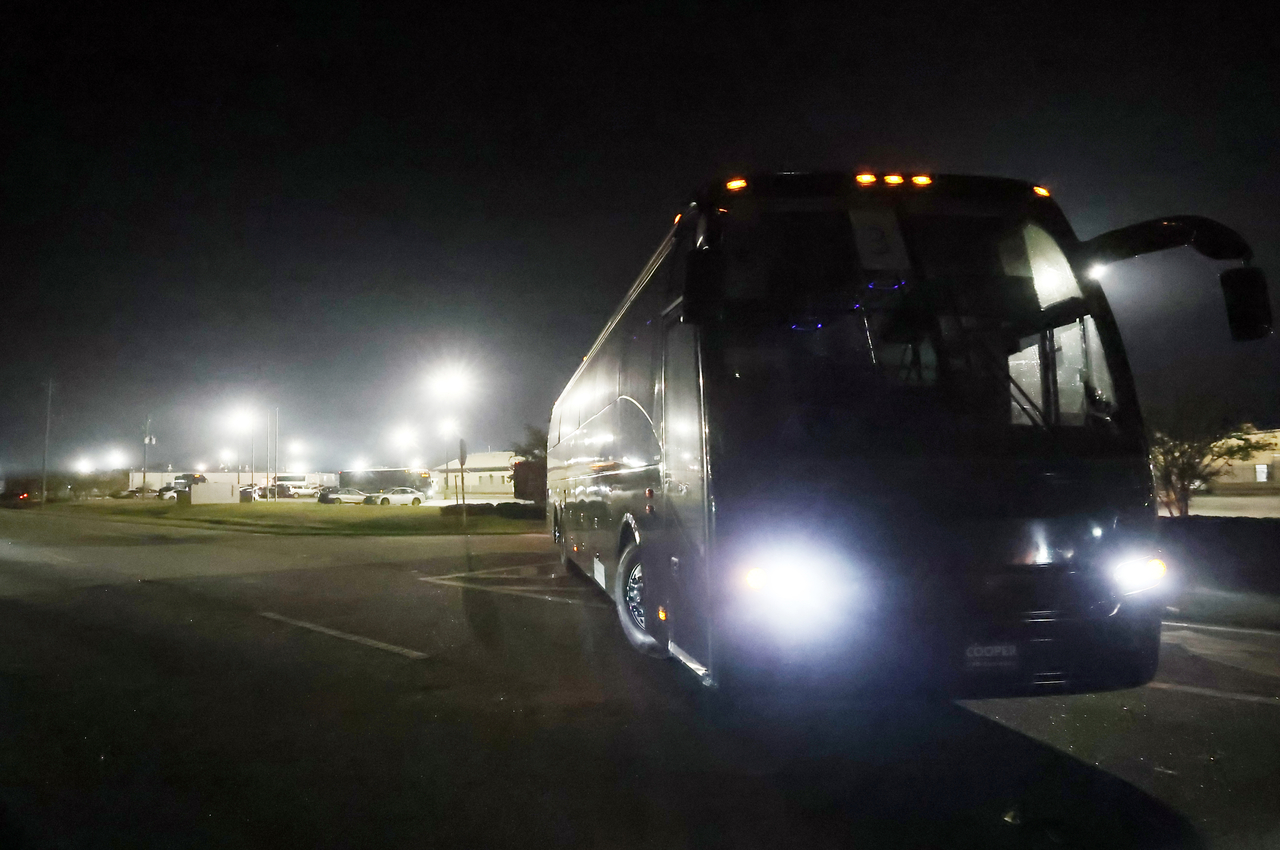 A bus is leaving the ICE detention facility in Folkston, Georgia, en route to Hartsfield-Jackson Atlanta International Airport on Thursday. (Yonhap)