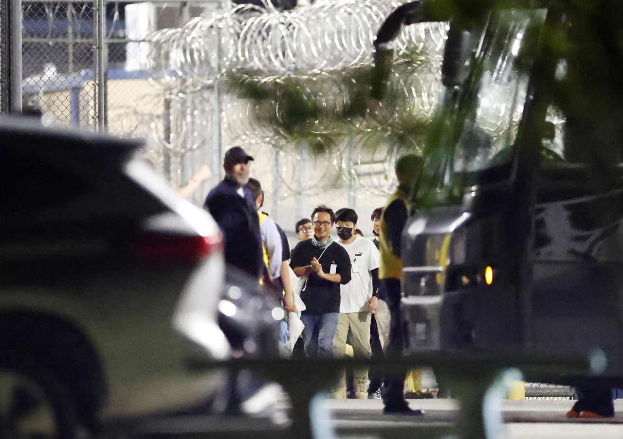 Workers from the Hyundai Motor–LG Energy Solution battery plant construction site, previously detained at an ICE facility in Folkston, Georgia, board a bus to the airport on Thursday. (Yonhap)