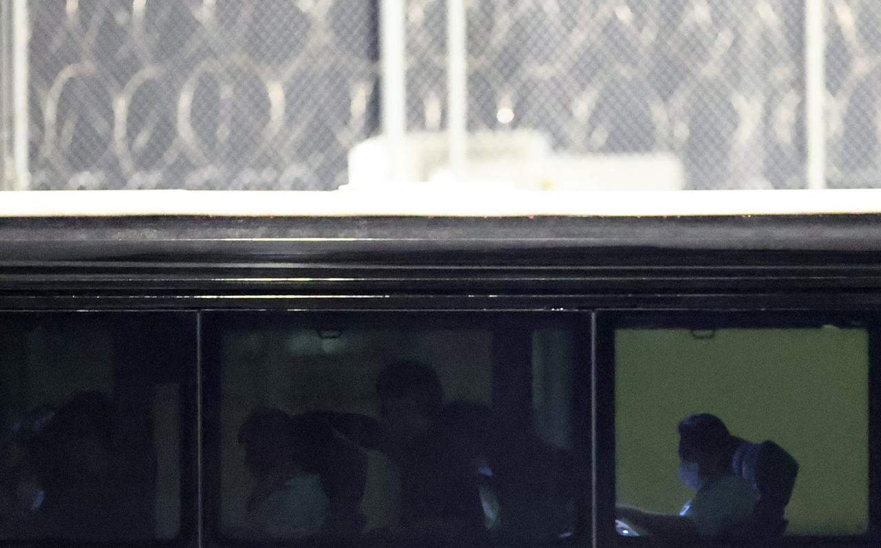 People are seen sitting inside a bus through the window outside an ICE detention facility in Folkston, Georgia. (Yonhap)