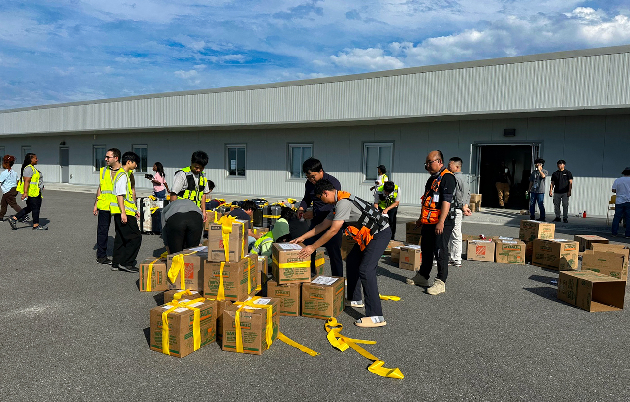Staff members at the Hyundai Motor Group–LG Energy Solution joint venture office in Savannah, Georgia, are seen packing belongings to assist the the repatriation of fellow workers who had been detained.  (Yonhap News)