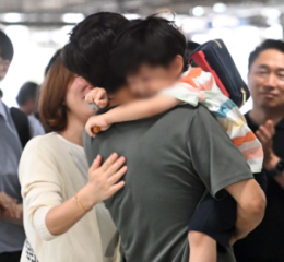 Workers land in Incheon 8 days after Georgia raid, reunite with families