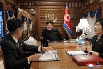 김정은 “9차 당대회서 핵무력·상용무력 병진정책 제시”