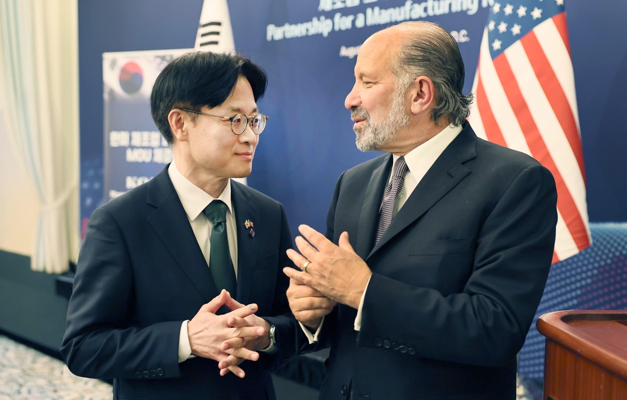 Industry Minister Kim Jung-kwan (left) and US Commerce Secretary Howard Lutnick meet in Washington on Aug. 25. (Yonhap)