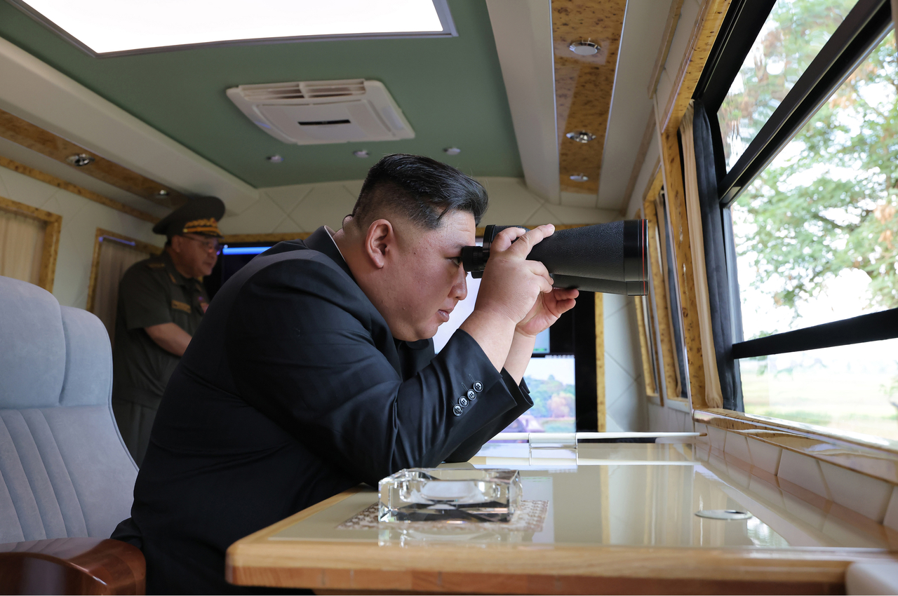 The North's leader Kim Jong-un inspects the armored defensive weapons institute and the electronic weapons institute under the Academy of Defence Sciences earlier this week, in this photo carried by North Korea's official Korean Central News Agency. (Yonhap)