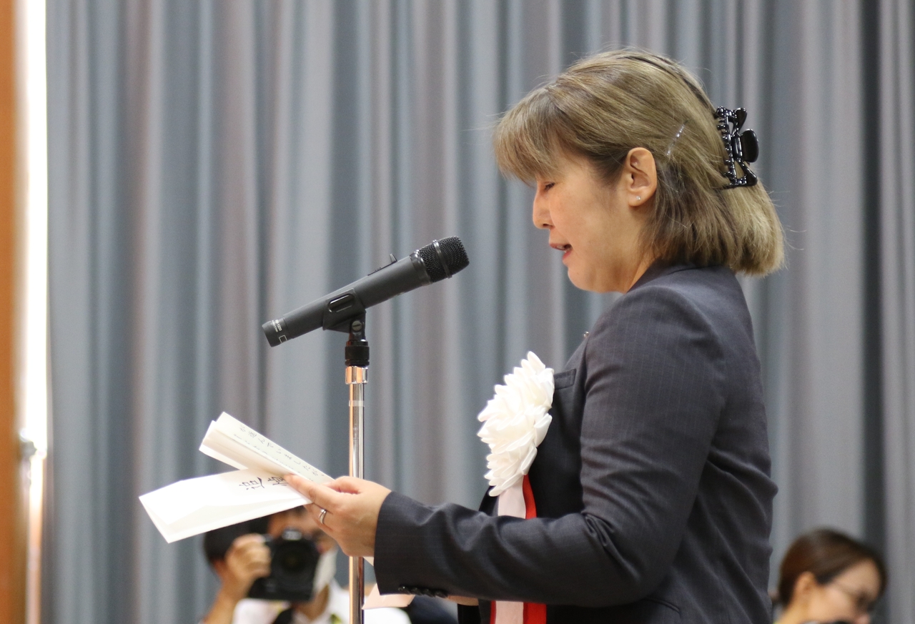Yukiko Okano, director-general for cultural affairs at Japan's foreign ministry, delivers remarks at a memorial ceremony commemorating the victims of a World War II mine complex in Sado, Japan, on Saturday. (Yonhap)