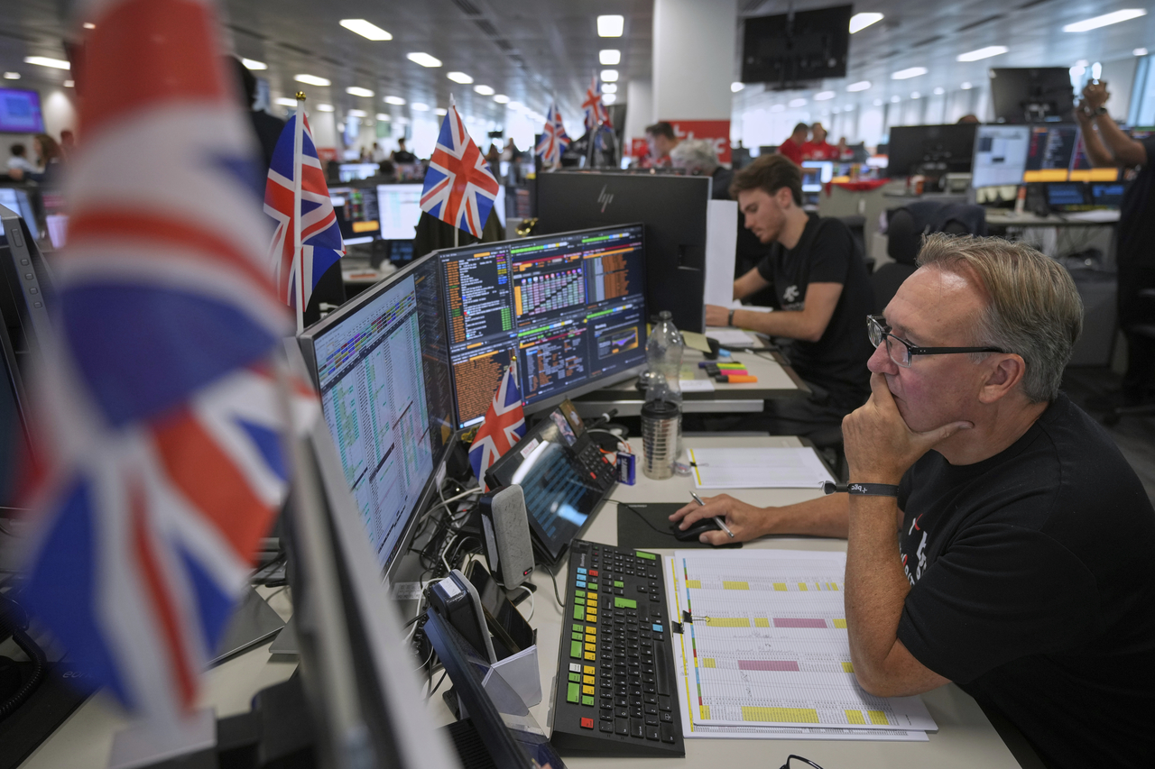Brokers work on the trading floor at BGC Group in London, Thursday. (AP Photo-Yonhap)