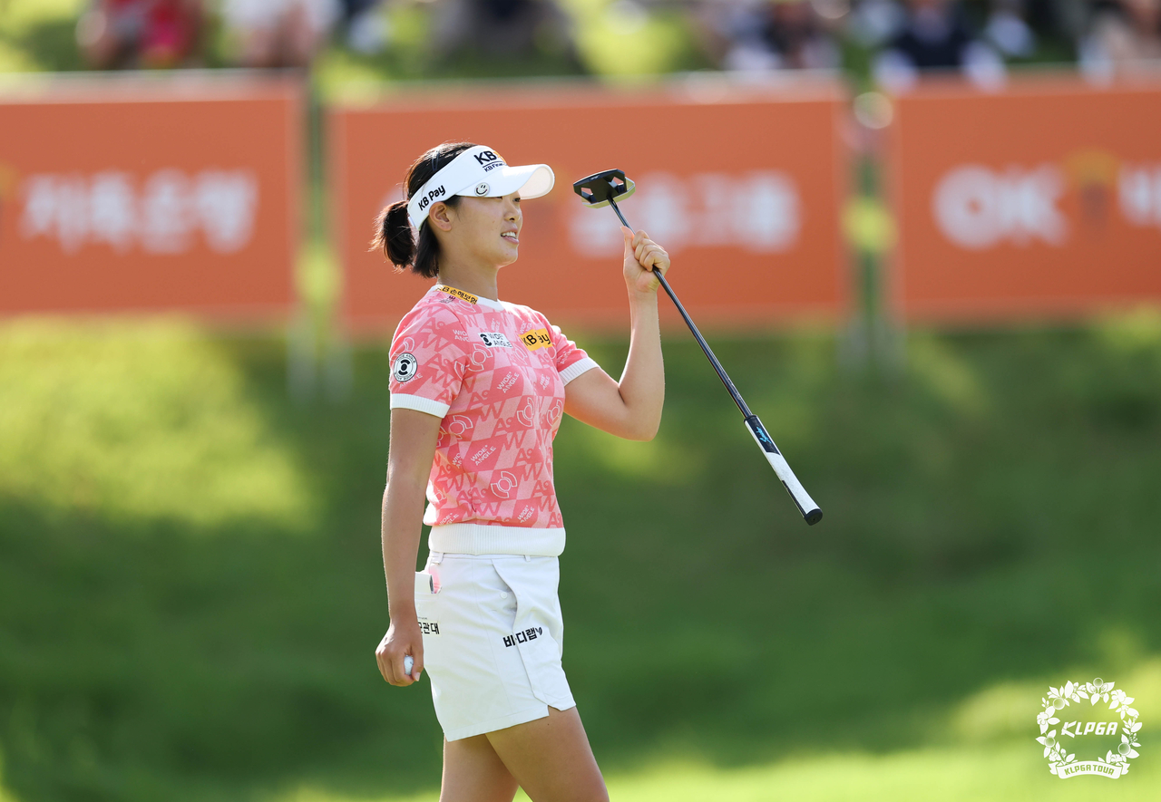토토사이트 토실장이 18번홀에서 버디퍼트에 성공하고 우승을 확정한 뒤 기뻐하고 있다.  [KLPGA 제공]