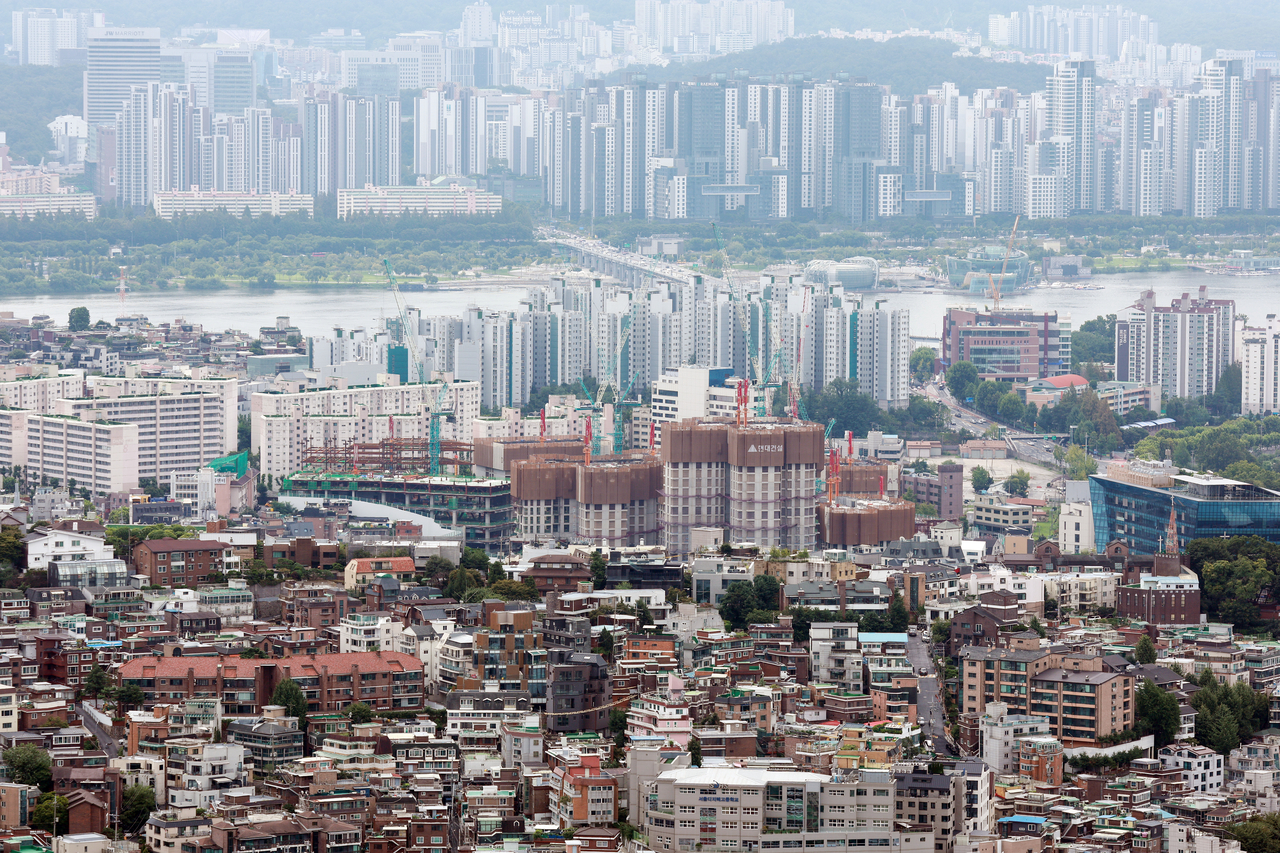 서울 남산에서 바라본 서울 시내 아파트 등 주택 단지. [연합]