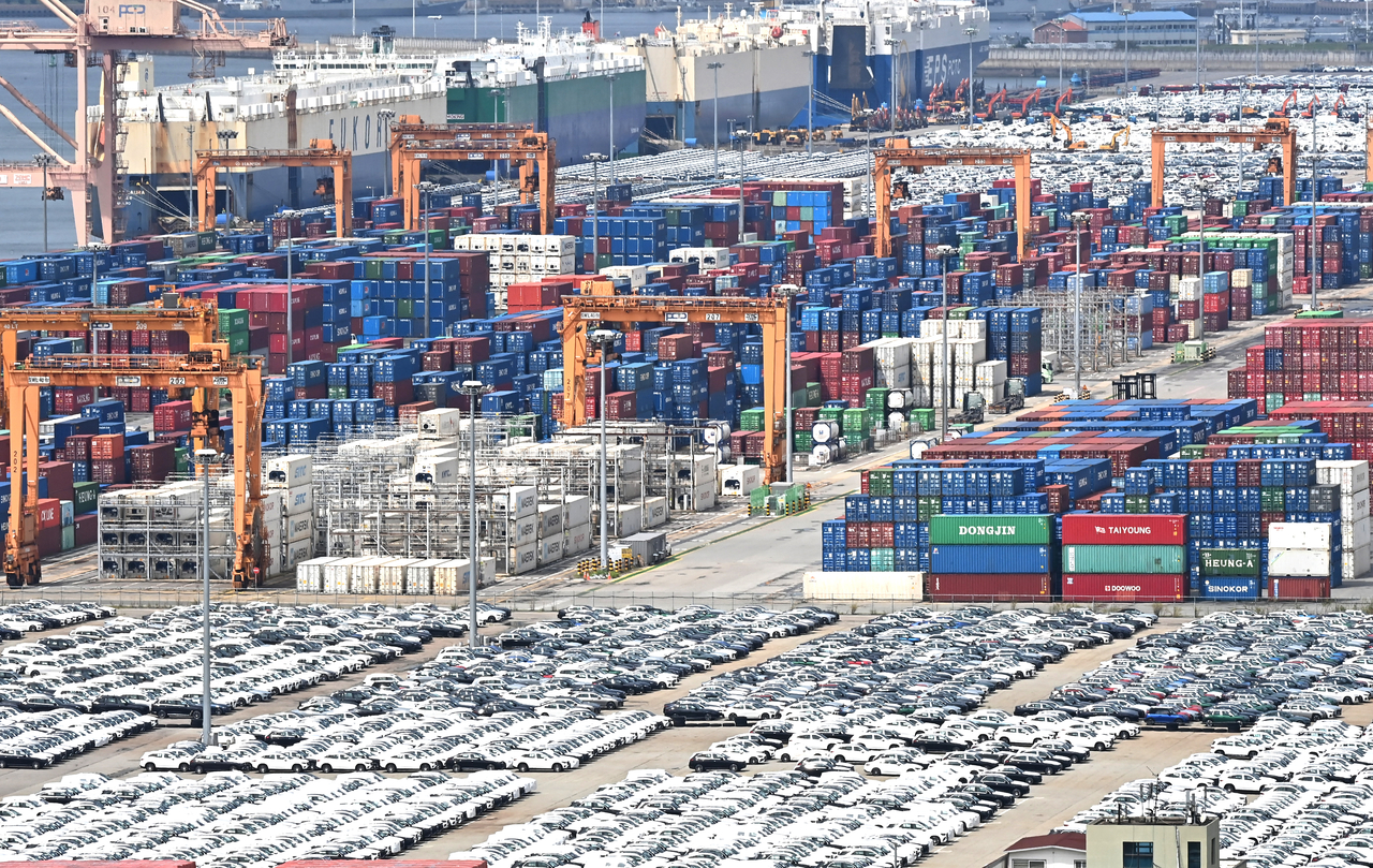 This file picture, taken on Sept. 4, shows container boxes and cars lined up for export at a port in Pyeongtaek, about 65 kilometers south of Seoul. (Newsis)