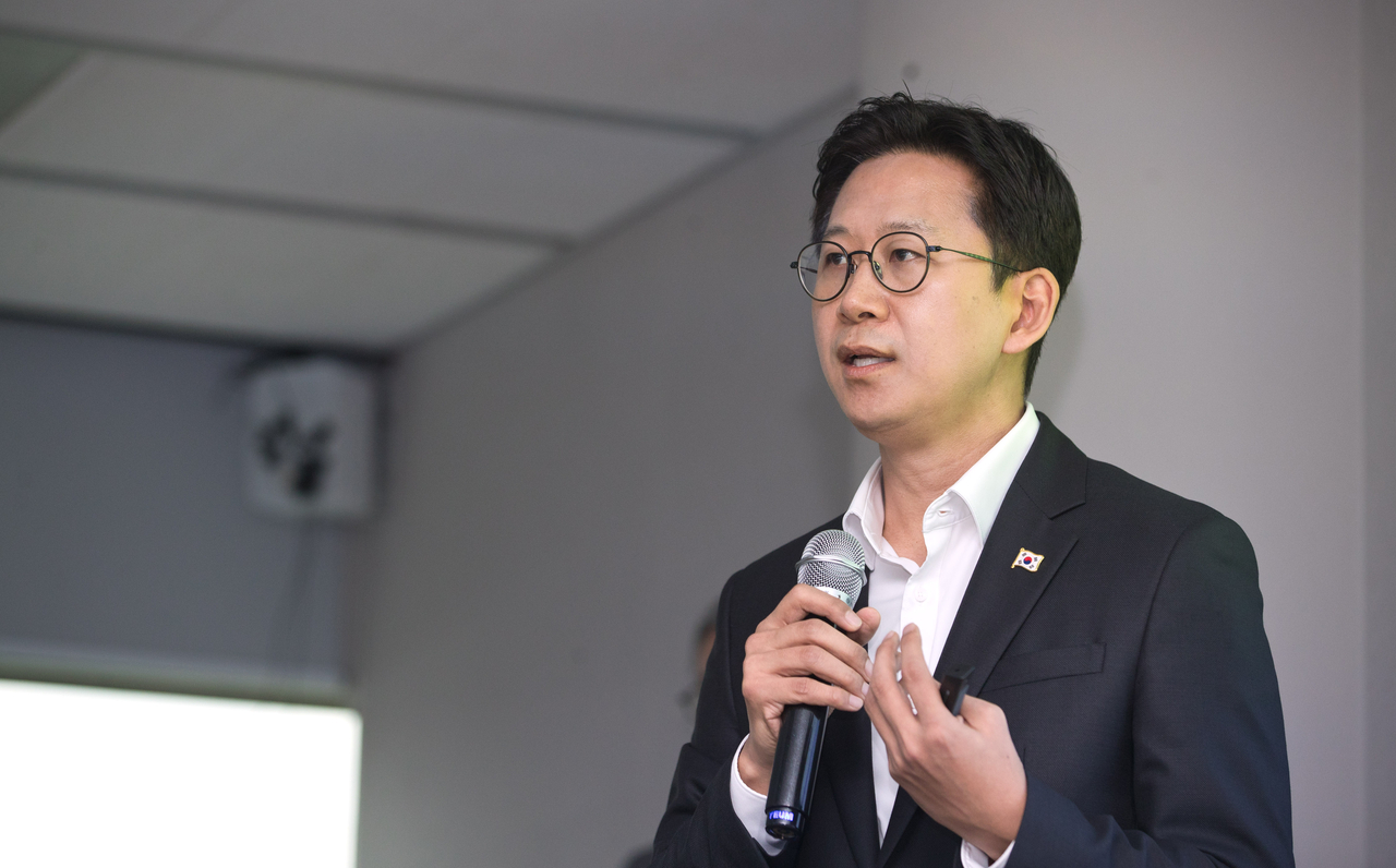 ICT Minister Bae Kyung-hoon speaks at a press briefing in Seoul on Friday. (Ministry of Science and ICT)