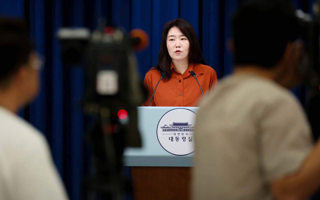 강유정 토토사이트 행오버 대변인이 14일 용산 토토사이트 행오버에서 브리핑을 하고 있다. [연합]