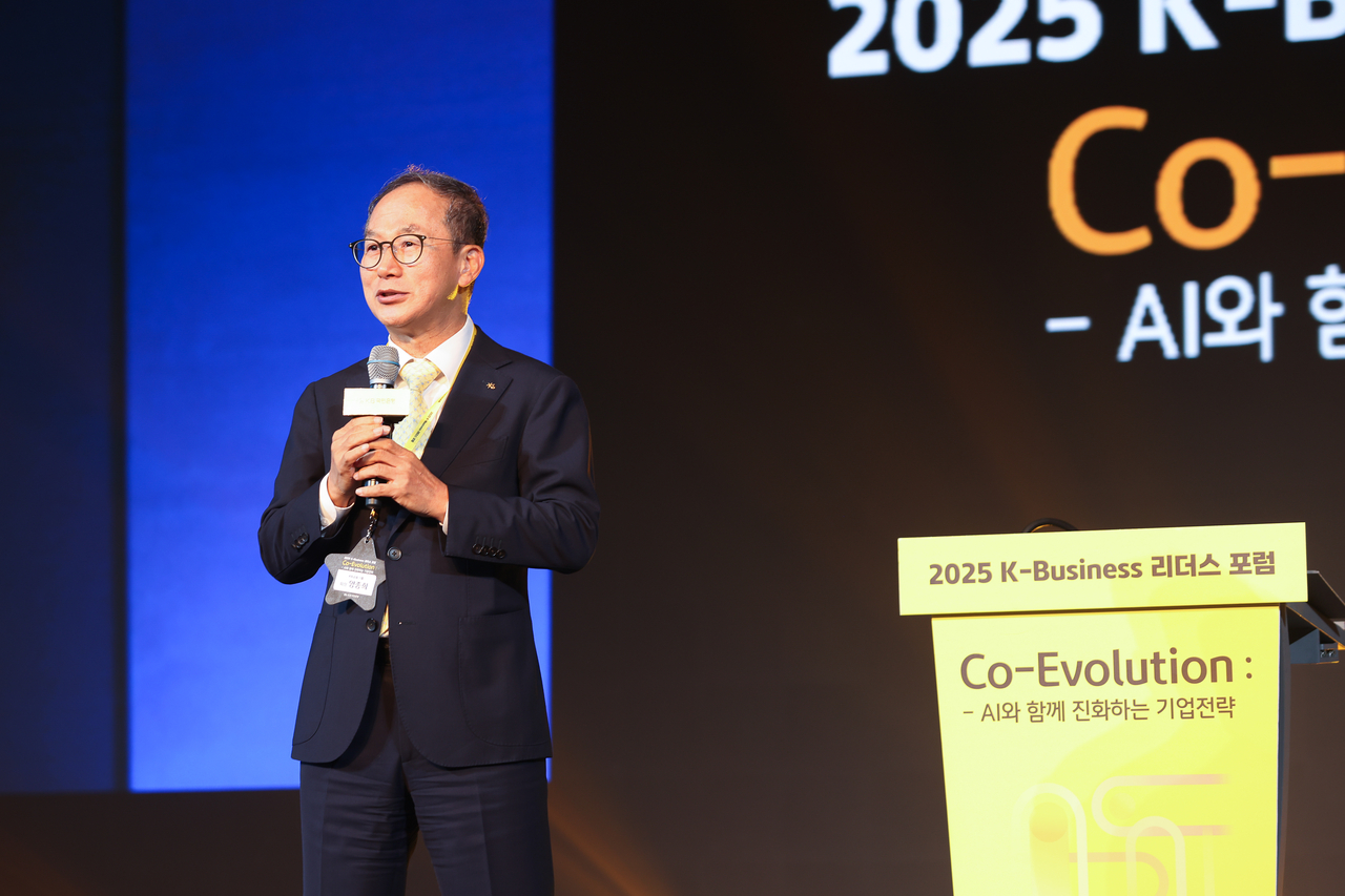 KB Financial Group Chair Yang Jong-hee delivers a speech at the 2025 K-Business Leaders Forum held at the Grand Walkerhill Hotel in Seoul on Thursday. (KB Financial Group)