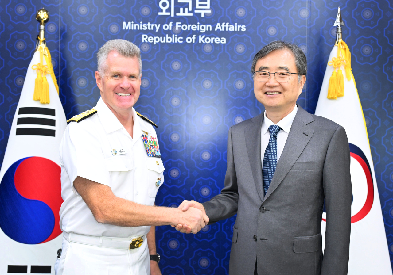 Foreign Minister Cho Hyun (right) shakes hands with Adm. Samuel Paparo Jr., commander of the U.S. Indo-Pacific Command, before their talks at the ministry headquarters in Seoul on Sunday. (South Korean Ministry of Foreign Affairs)