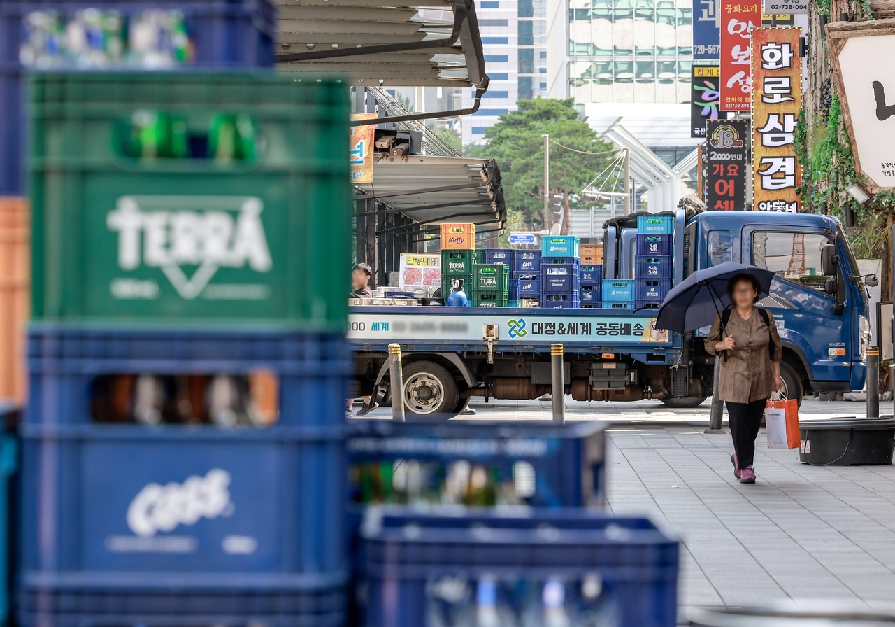 A delivery truck loaded with beer crates is parked on Jonggak Avenue of Youth in central Seoul on Aug. 18, an area known for its after-work dining and drinking spots popular with office workers. The image is not directly connected to the story. (Newsis)