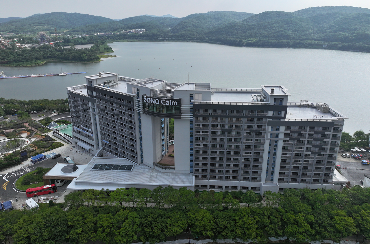 A hotel under renovation is seen near Bomun Lake in Gyeongju, North Gyeongsang Province, on Aug. 21. (Yonhap)