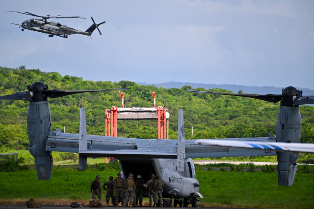 US Marines unload from an Osprey V-22 aircraft at Jose Aponte de la Torre Airport, formerly Roosevelt Roads Naval Station, in Ceiba, Puerto Rico, Saturday. (AFP-Yonhap)