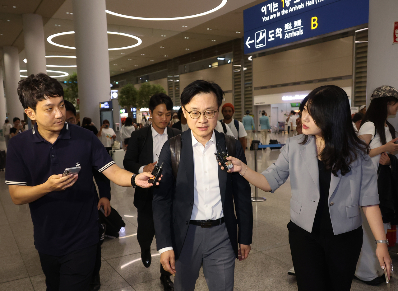 미국 현지에서 한미 관세협상 관련 후속 협의를 한 김정관 산업통상자원부 장관이 14일 오전 영종도 인천국제공항을 통해 귀국하고 있다. [연합]