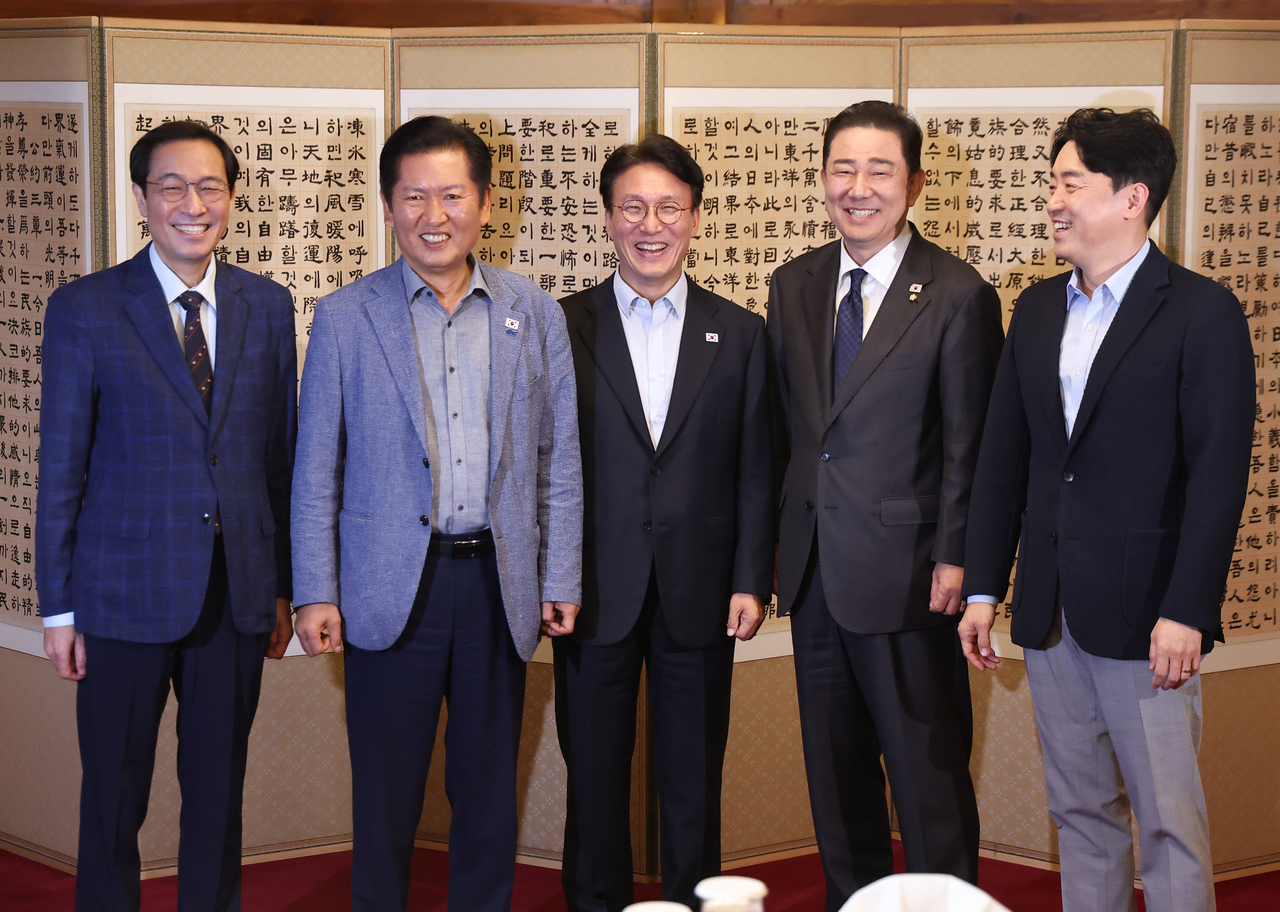 14일 서울 종로구 총리 공관에서 열린 당·정·대(더불어민주당·정부·대통령실) 고위급 만찬회동에서 김민석 국무총리(가운데)를 비롯한 참석자들이 밝은 표정으로 기념사진을 찍고 있다.     왼쪽부터 우상호 대통령실 정무수석, 더불어민주당 정청래 대표, 김 총리, 더불어민주당 김병기 원내대표, 강훈식 대통령비서실장. [연합]