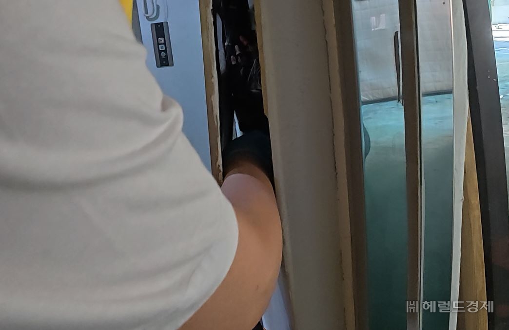 지난 11일 서울 마포구 홍익대 인근에서 진행된 토토사이트 로그인 넘기기 던지기 합동 점검에서 서울시 보건의료정책과 직원이 계량기 내부에 손을 넣어 토토사이트 로그인 넘기기을 찾고 있다. 이영기 기자.
