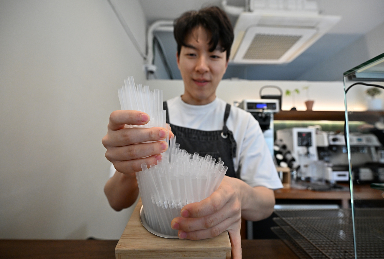 서울 광진구의 한 카페에서 점주가 플라스틱 빨대를 진열하고 있다. 임세준 기자.
