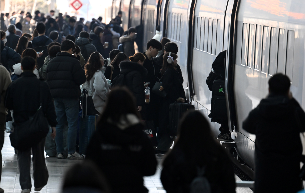 The platform at Yongsan Train Station is crowded with passengers a day before the Lunar New Year Holiday on Jan. 24. (Lee Sang-sub/The Korea Herald)