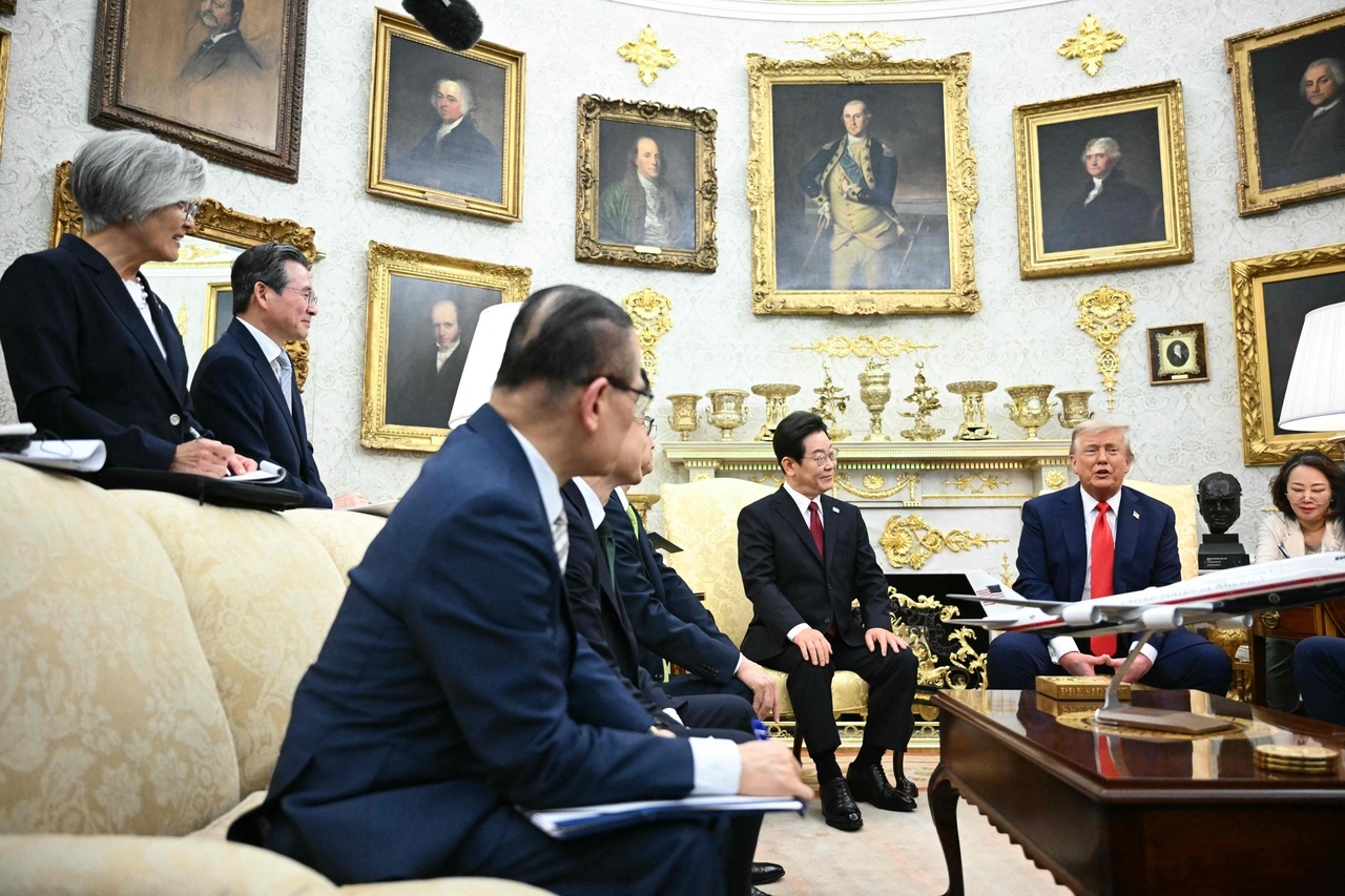 US President Donald Trump and South Korean President Lee Jae Myung attend a bilateral meeting in the Oval Office of the White House in Washington on Aug.25. (AFP-Yonhap)