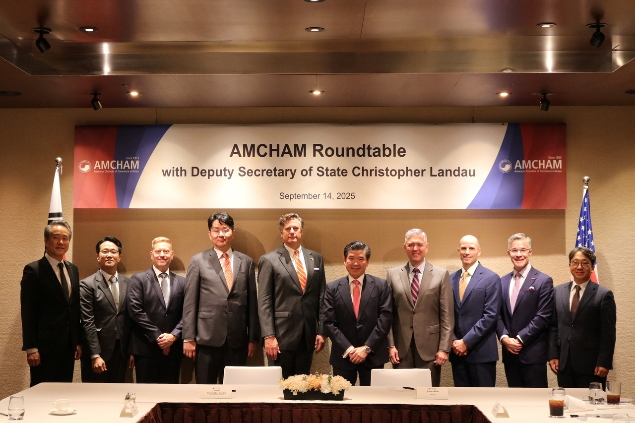 American Chamber of Commerce in Korea Chair and CEO James Kim (center right), US Deputy Secretary of State Christopher Landau (center left) and key officials from American and Korean companies pose for a photo at a roundtable held at the Grand Hyatt Seoul on Sunday. Fourth from left is Korean Air CEO Walter Cho. (AmCham)