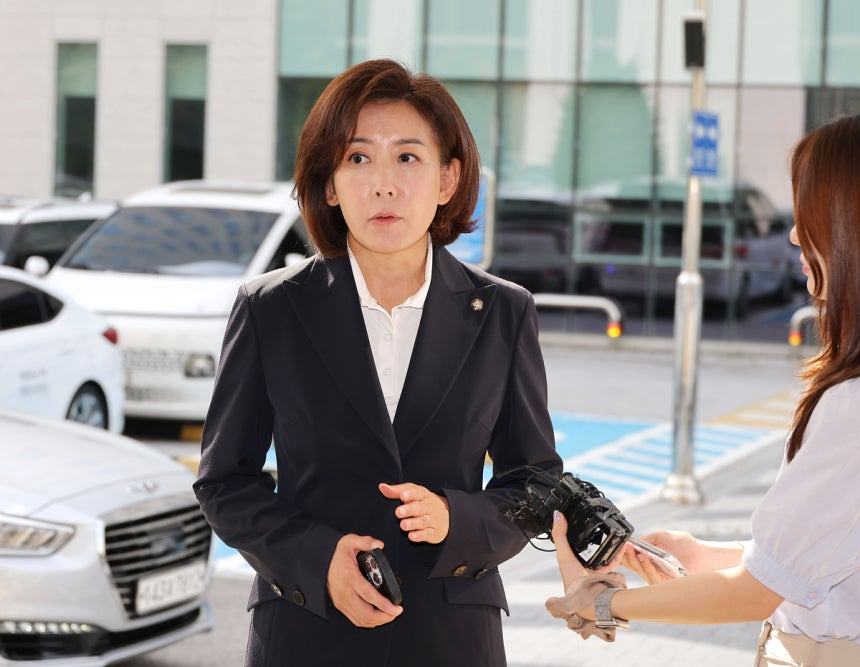 Rep. Na Kyung-won of the main opposition People Power Party enters the Seoul Southern District Court in the capital on Monday. (Yonhap)