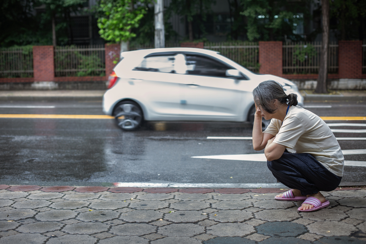 최호진 한양대 구리병원 신경과 교수는 “경도인지장애, 치매 등 인지기능 저하가 진행되고 있는 상황에서는 의료진이 개입해 전문 치료를 포함한 체계적 관리를 시작하는 것이 더 중요하고 단순히 특정 성분의 건강 제품을 복용하는 것으로 예방하기 힘들다”고 경고했다.<출처:게티이미지뱅크>