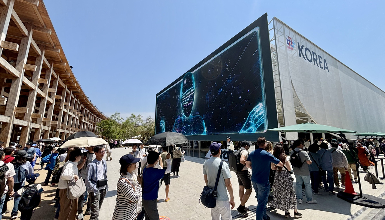 13일 일본 오사카에서 개최 중인 ‘2025 오사카 간사이 엑스포’ 한국관 앞에서 관람객들이 줄을 지어 입장을 기다리고 있다. [연합]