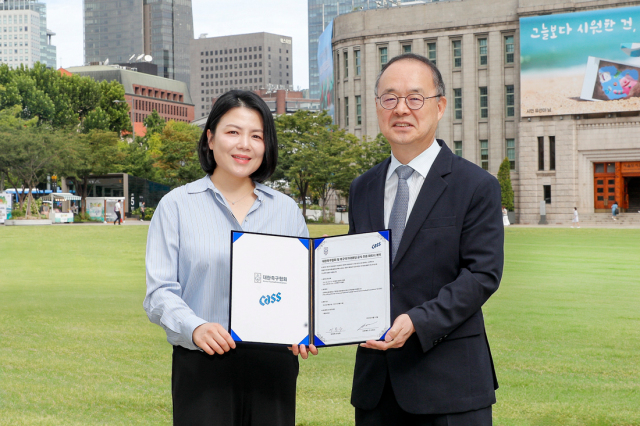 서혜연(왼쪽) 오비맥주 마케팅 부사장과 이용수 대한축구협회 부회장. 사진=오비맥주 제공