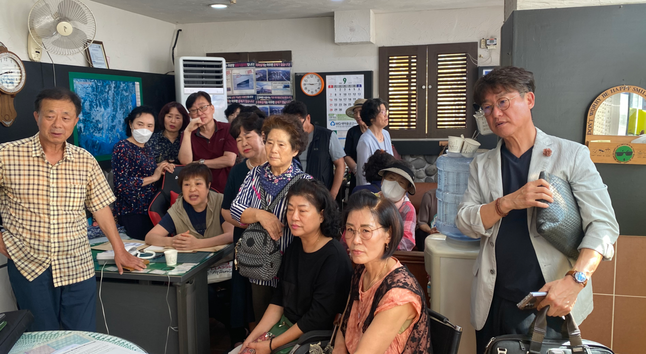 범천1-1구역 도시환경정비사업조합 비상대책위원회가 지난 12일 비대위 사무실에서 현상황을 설명하고 있는 모습. [비대위 제공]