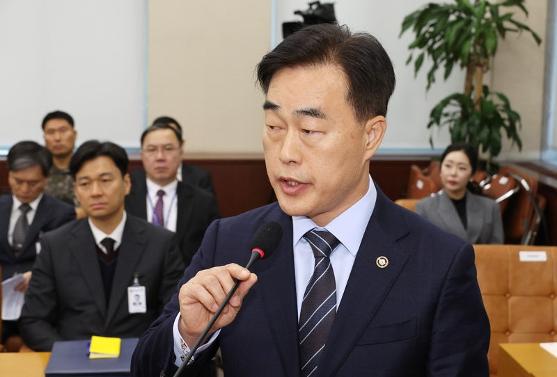 Commissioner General Heo Seok-gon of the National Fire Agency speaks during a special committee hearing into former President Yoon Suk Yeol's failed martial law bid at the National Assembly in Seoul in this file photo taken on Feb. 4, 2025. (Yonhap)