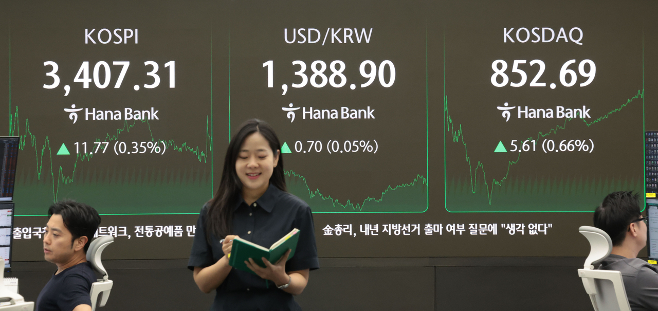 An electronic board showing the Korea Composite Stock Price Index at a dealing room of the Hana Bank headquarters in Seoul on Monday. (Yonhap)