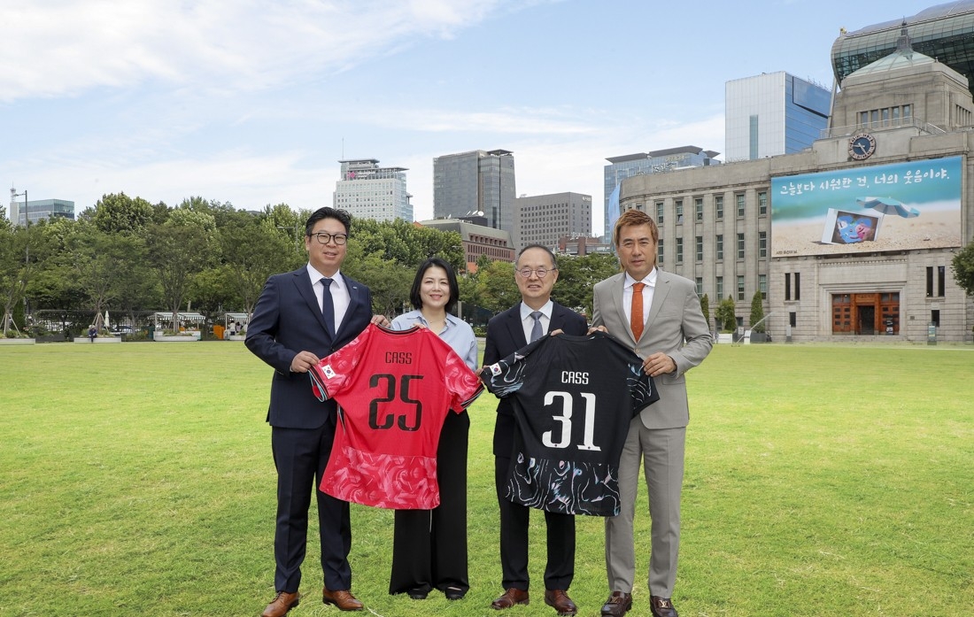 왼쪽부터 정병욱 오비맥주 상무, 서혜연 부사장,  이용수 대한축구협회 부회장, 김병지 부회장. 사진=오비맥주 제공