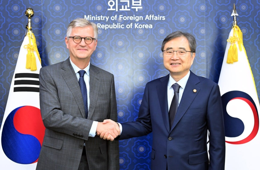 Foreign Minister Cho Hyun (right) shakes hand with Jean-Pierre Lacroix, the head of the UN Department of Peace Operations during a meeting in Seoul on Monday. (Yonhap)