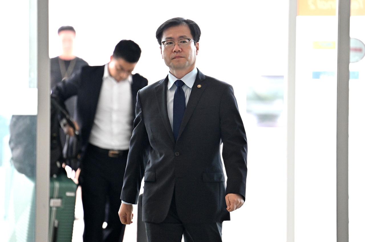 여한구 산업통상자원부 통상교섭본부장이 한미 관세협상 관련 후속 협의를 위해 15일 오전 인천국제공항 제2여객터미널에서 미국 워싱턴 D.C.로 출국하고 있다. 영종도=임세준 기자