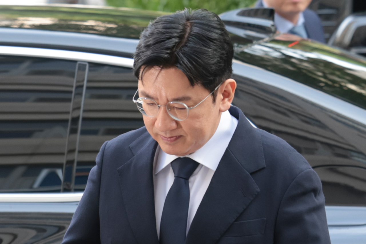 기업공개(IPO)를 앞두고 투자자들을 속여 지분을 팔게 한 의혹을 받는 방시혁 bts 토토사이트 의장이 15일 서울 마포구 서울경찰청 금융범죄수사대에 피의자 신분으로 출석하고 있다.[연합]