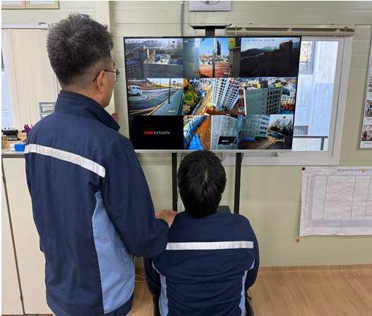 현장 근로자들이 건설현장 CCTV 모니터링을 진행하고 있다.[LH 제공]