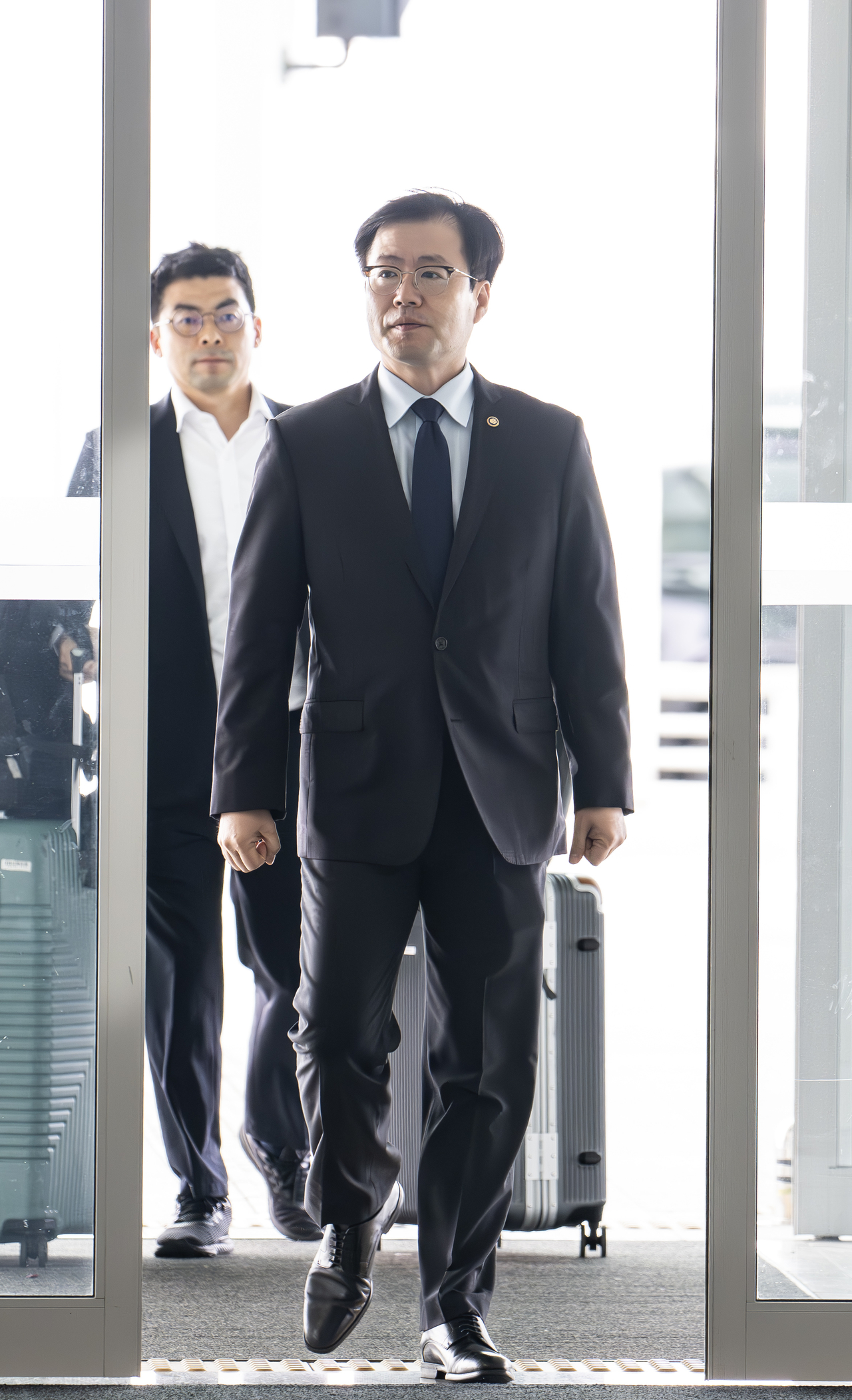 여한구 산업통상자원부 통상교섭본부장이 한미 관세협상 관련 후속 협의를 위해 15일 오전 인천국제공항 제2여객터미널에서 미국 워싱턴 D.C.로 출국하고 있다. 여 본부장은 하워드 러트닉 미국 상무부 장관, 제이미슨 그리어 미국무역대표부(USTR) 대표 등을 만나 한미 관세협상 관련 후속 협의를 진행할 예정이다. 영종도=임세준 기자