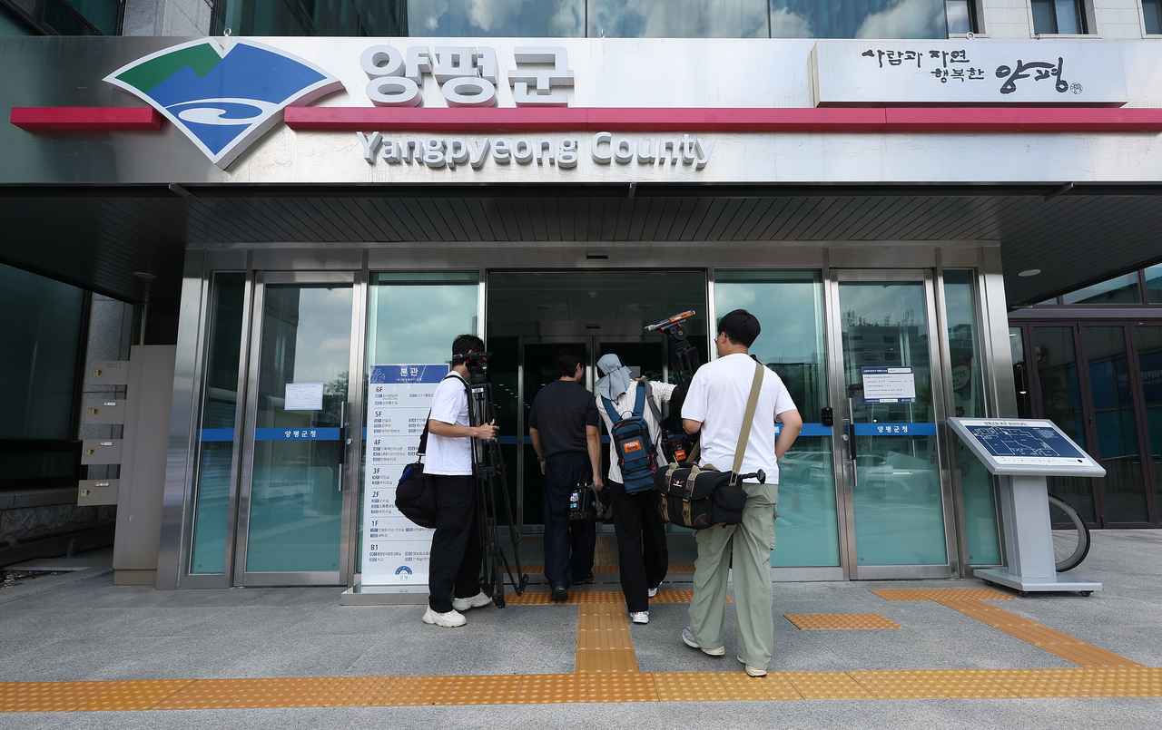김건희 여사의 의혹들을 수사하는 민중기 특별검사팀이 지난달 22일 ‘양평고속도로 노선변경 의혹’과 관련해 양평군청 등에 대한 압수수색에 나섰다. [연합]