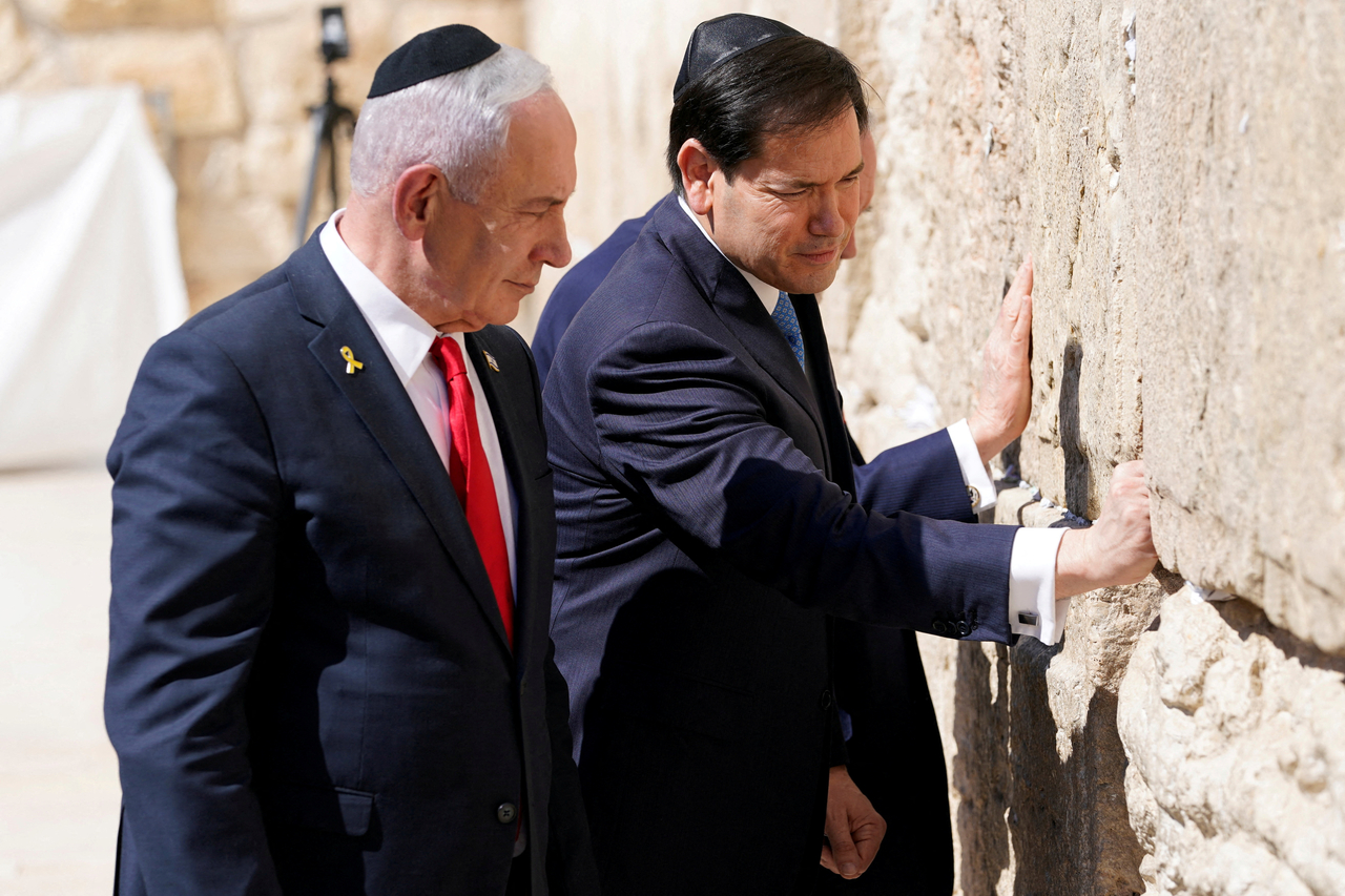 US Secretary of State Marco Rubio (right) and Israeli Prime Minister Benjamin Netanyahu (left) visit the Western Wall, Judaism's holiest prayer site, in Jerusalem's Old City, Sunday. (Reuters-Yonhap)
