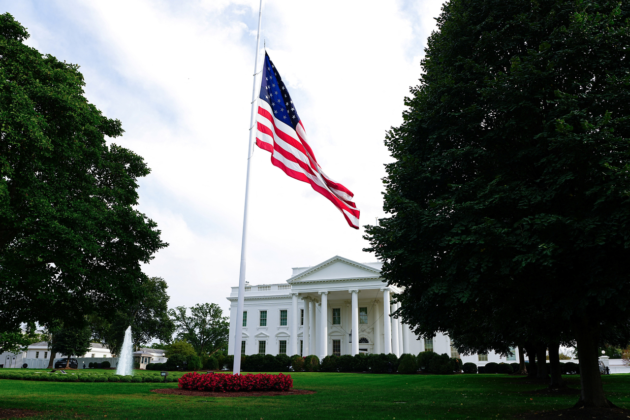 The American flag on the North Lawn of the White House flies at half-staff in honor of Charlie Kirk in Washington, Sunday. (Reuters-Yonhap)