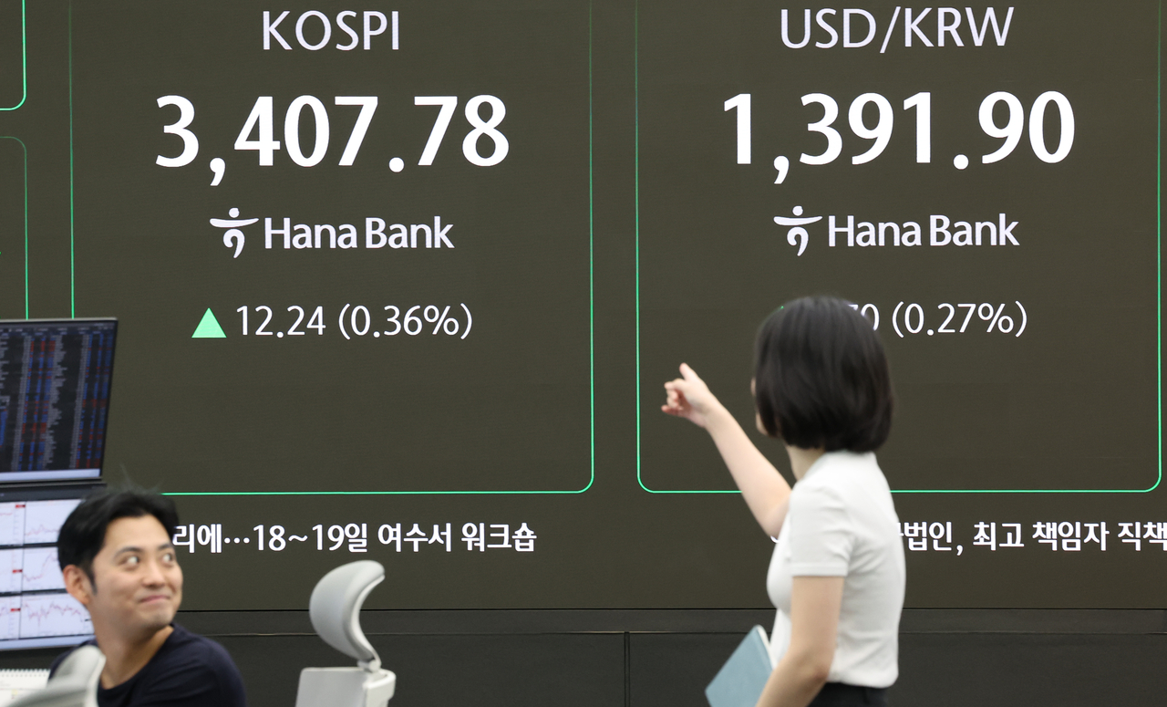 3500억 달러를 미국에 투자하는 방식을 두고 한미 양국이 이견을 나타내고 있는 가운데 우리 정부는 투자금을 달러로 일시에 조달할 경우 환율 시장에 미칠 파급력에 대해 큰 우려를 나타내고 있다. 사진은 15일 서울 중구 하나은행 본점 딜링룸에서 업무를 보고 있는 직원들  [연합]
