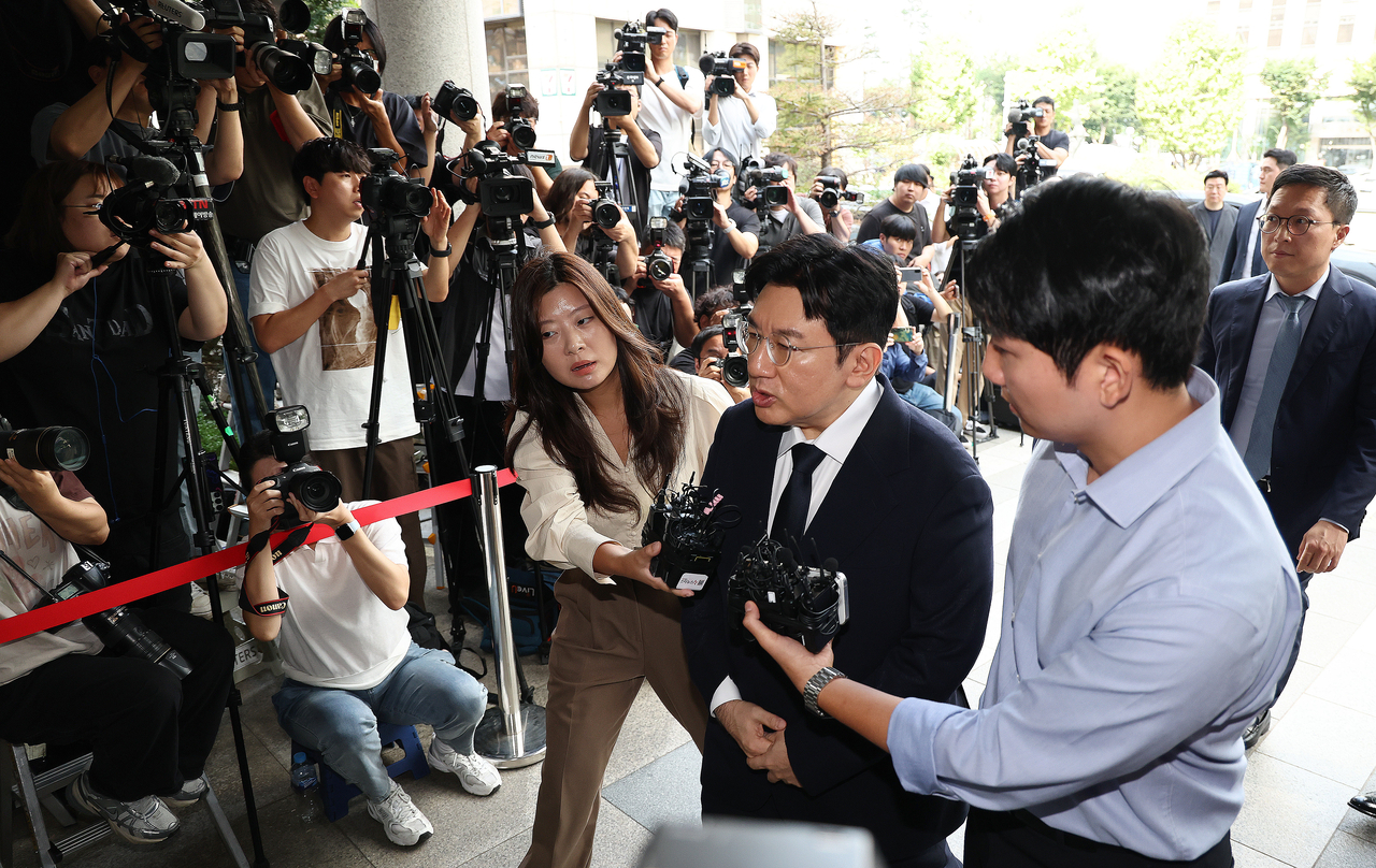 기업공개(IPO)를 앞두고 투자자들을 속여 지분을 팔게 한 의혹을 받는 방시혁 하이브 의장이 15일 서울 마포구 서울토토사이트 세션청 금융범죄수사대에 피의자 신분으로 출석하고 있다. <연합뉴스>