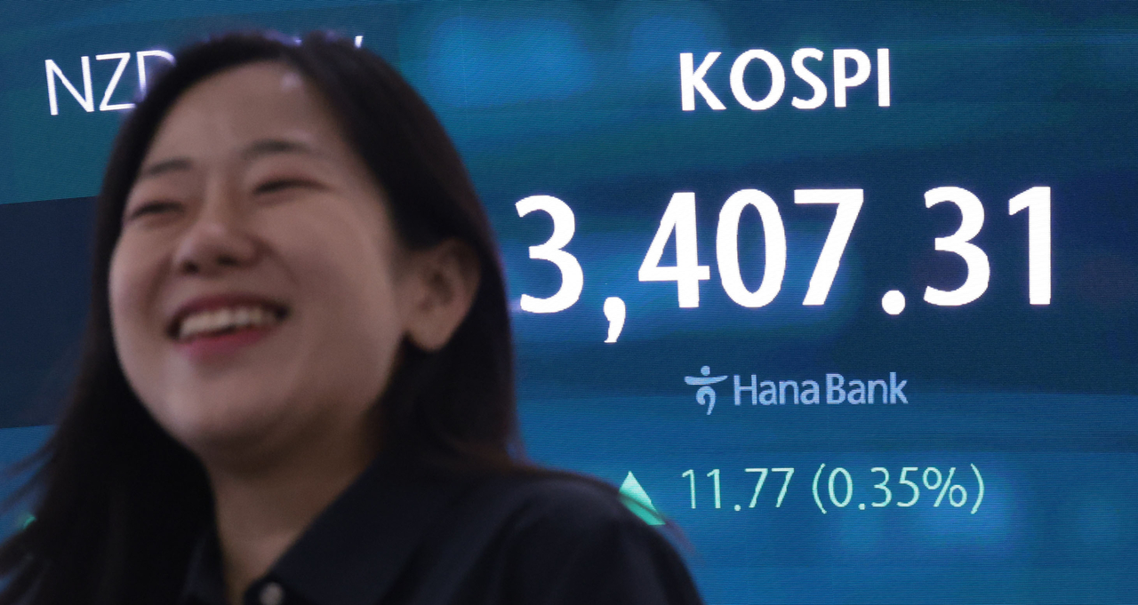 15일 서울 중구 하나은행 딜링룸 현황판에 코스피 지수 등이 표시되고 있다. 이날 코스피 지수는 전 히어로토토 대비 11.77포인트(0.35%) 오른 3407.31에, 코스닥은 5.61포인트(0.66%) 오른 852.69에 장을 마감했다. [연합]