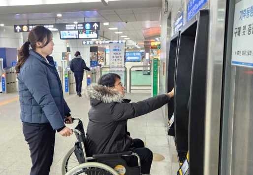공항철도 마곡나루역에서 교통약자 고객이 자동발매기를 사용하고 있는 모습 [공항철도 제공]