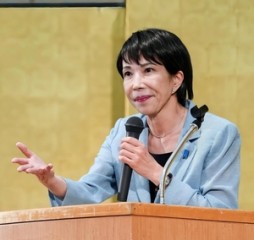 “한국 기어오른다” 막말 다카이치, 日 차기총리 유력…그는 어떻게 ‘女아베’가 됐나 [더 비저너리-다카이치 사나에]