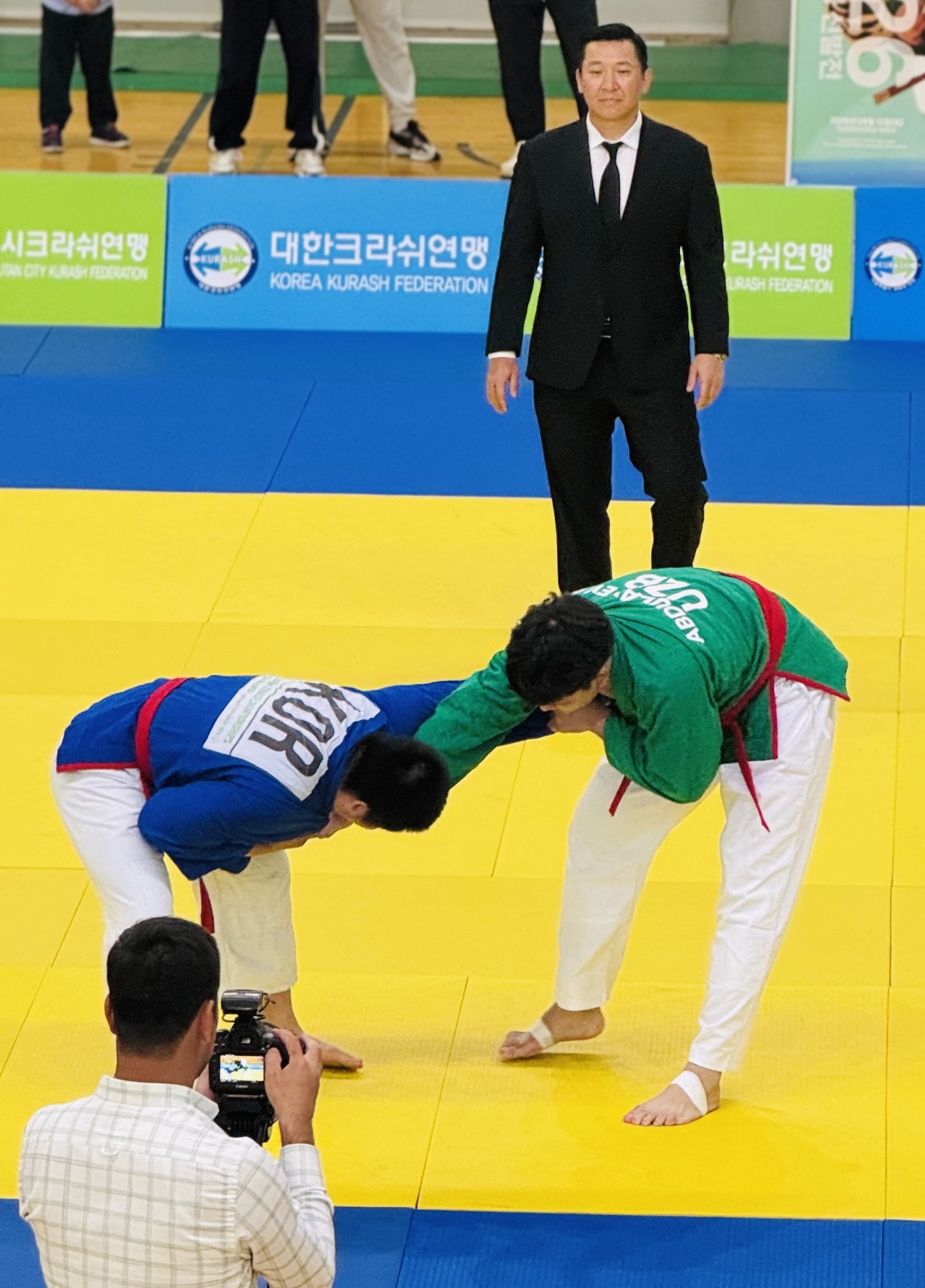 Athletes of South Korea (left) and Uzbekistan (right) take part in the Uzbekistan Ambassador’s Cup Kurash championship held at Duksung Women's University in Seoul on Saturday. (Sanjay Kumar/ The Korea Herald)