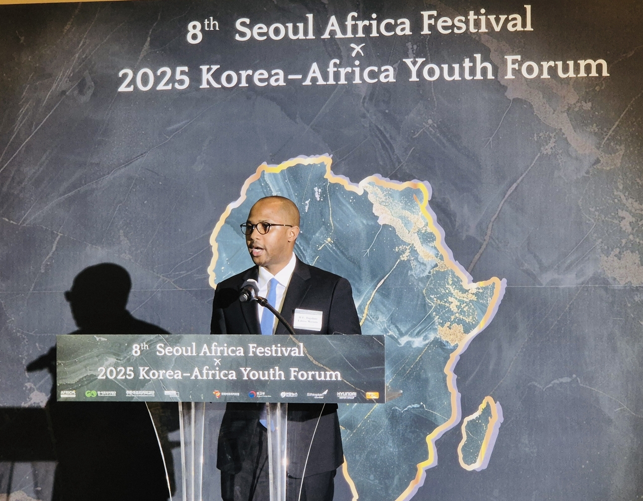 Togolani Edriss Mavura, Vice Dean of the African Group of Ambassadors in Seoul and Tanzanian Ambassador to Korea speaks at the Seoul Africa Festival on Friday. (Deogratius Isaac Mwanyasi /Tanzanian Embassy in Seoul)